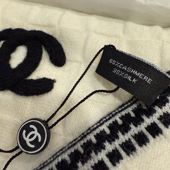 Chanel Cream and Black Cashmere Blend Accessory - Picture 2 of 2